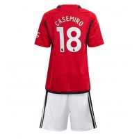Otroški Nogometni dresi Manchester United Casemiro #18 Domači 2023-24 Kratek Rokav (+ Kratke hlače)